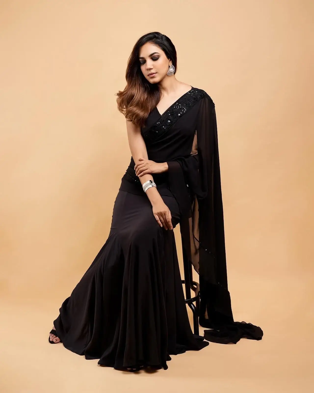 RITU VARMA STILLS IN SLEEVELESS BLACK SAREE 2